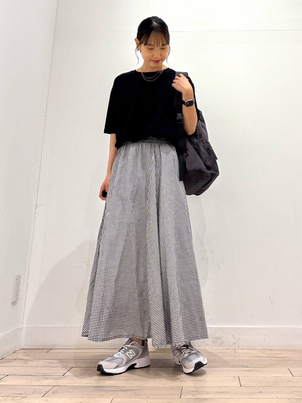 ブラック系のTシャツ/カットソー、その他のスカート、グレー系のスニーカーを着用したレディースの夏コーディネートの2枚目の写真