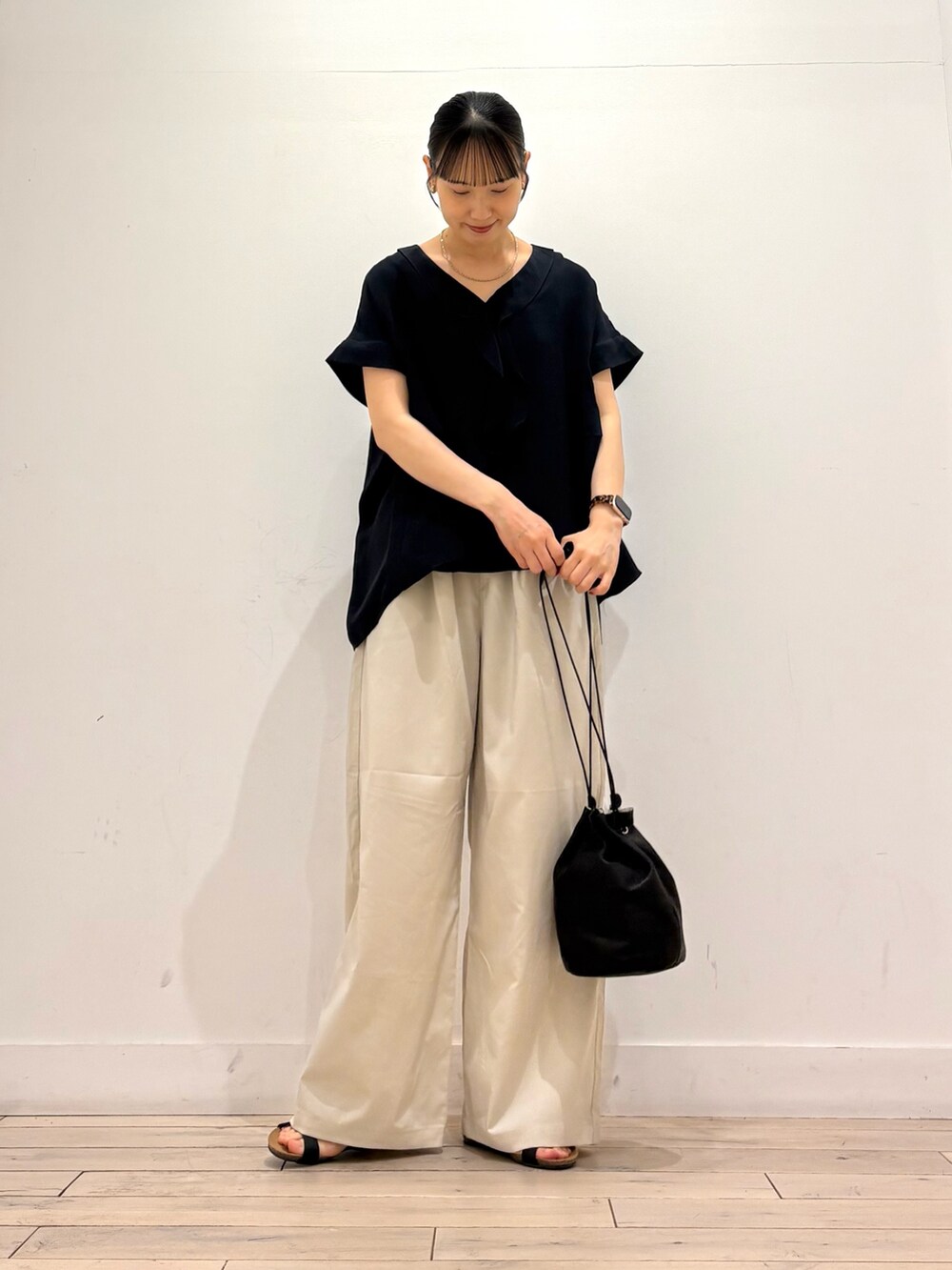 ブルー系のシャツ/ブラウス、ホワイト系のその他パンツ、ブラック系のショルダーバッグを着用したレディースの夏コーディネートの2枚目の写真