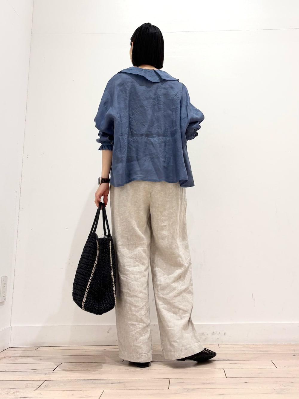 ブルー系のシャツ/ブラウス、ベージュ系のその他パンツ、ブラック系のトートバッグを着用したレディースの春コーディネートの5枚目の写真