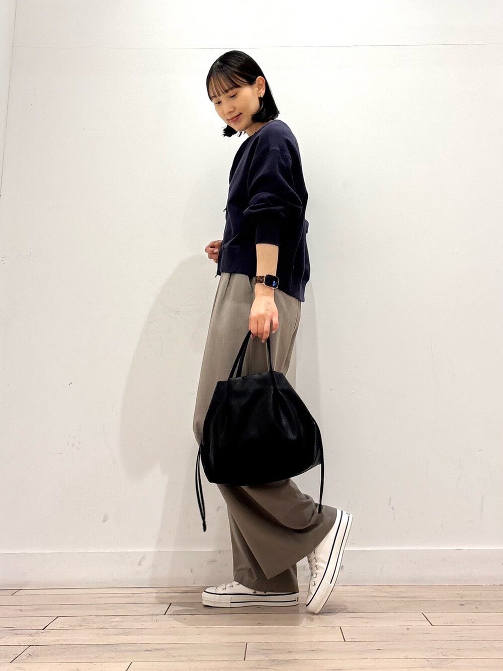 ブルー系のカーディガン/ボレロ、ベージュ系のタンクトップ、グレー系のその他パンツを着用したレディースの春コーディネートの3枚目の写真