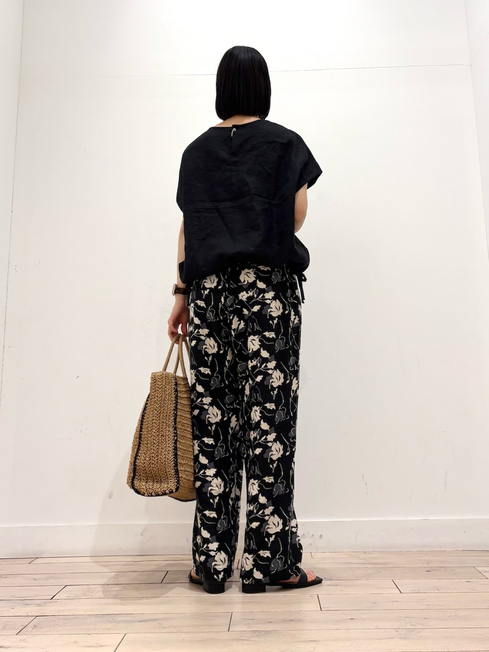 ブラック系のシャツ/ブラウス、ブラック系のその他パンツ、ベージュ系のトートバッグを着用したレディースの春コーディネートの4枚目の写真