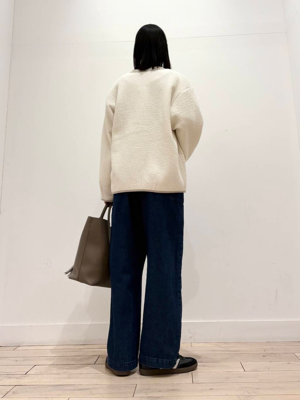 ブルー系のサロペット/オーバーオール、グレー系のトートバッグ、ホワイト系のノーカラージャケットを着用したレディースの春コーディネートの6枚目の写真