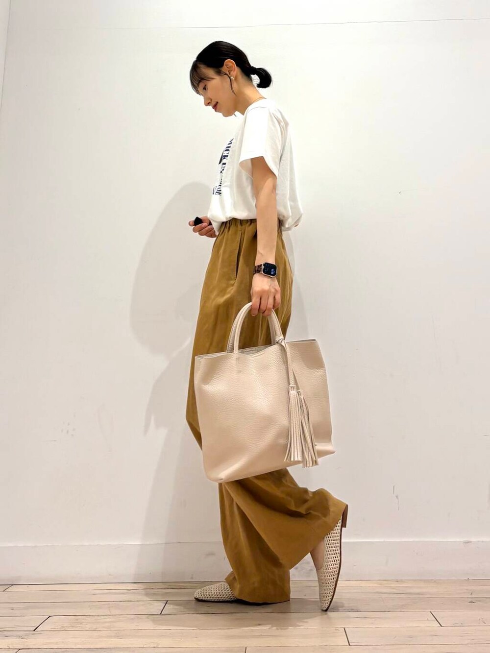 ホワイト系のトートバッグ、ホワイト系のTシャツ/カットソー、ホワイト系のTシャツ/カットソーを着用したレディースの夏コーディネートの3枚目の写真