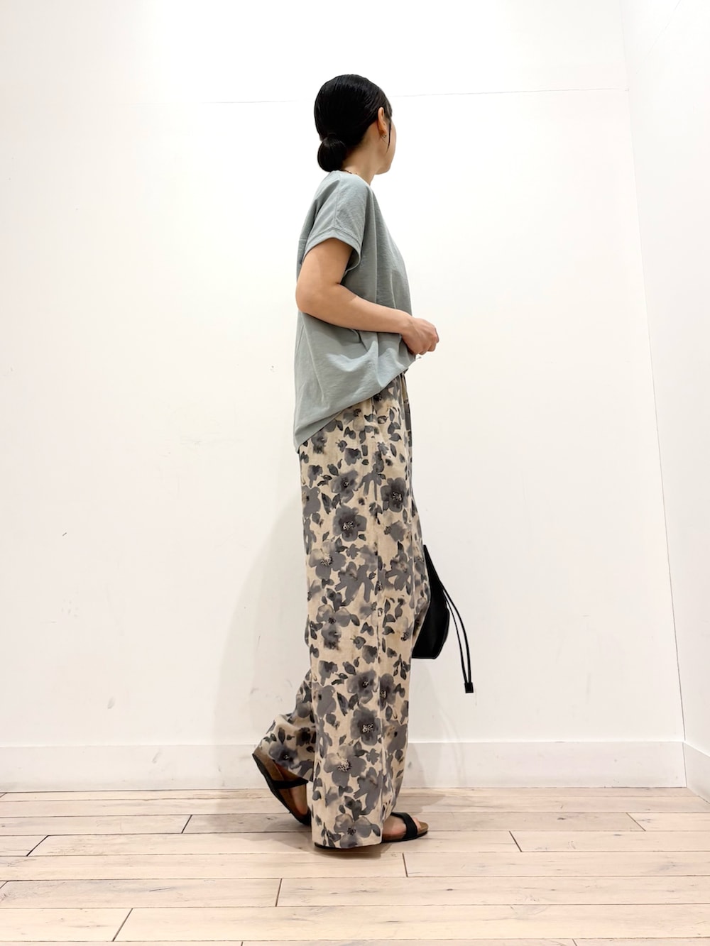 グリーン系のTシャツ/カットソー、グレー系のその他パンツ、ブラック系のショルダーバッグを着用したレディースの夏コーディネートの4枚目の写真