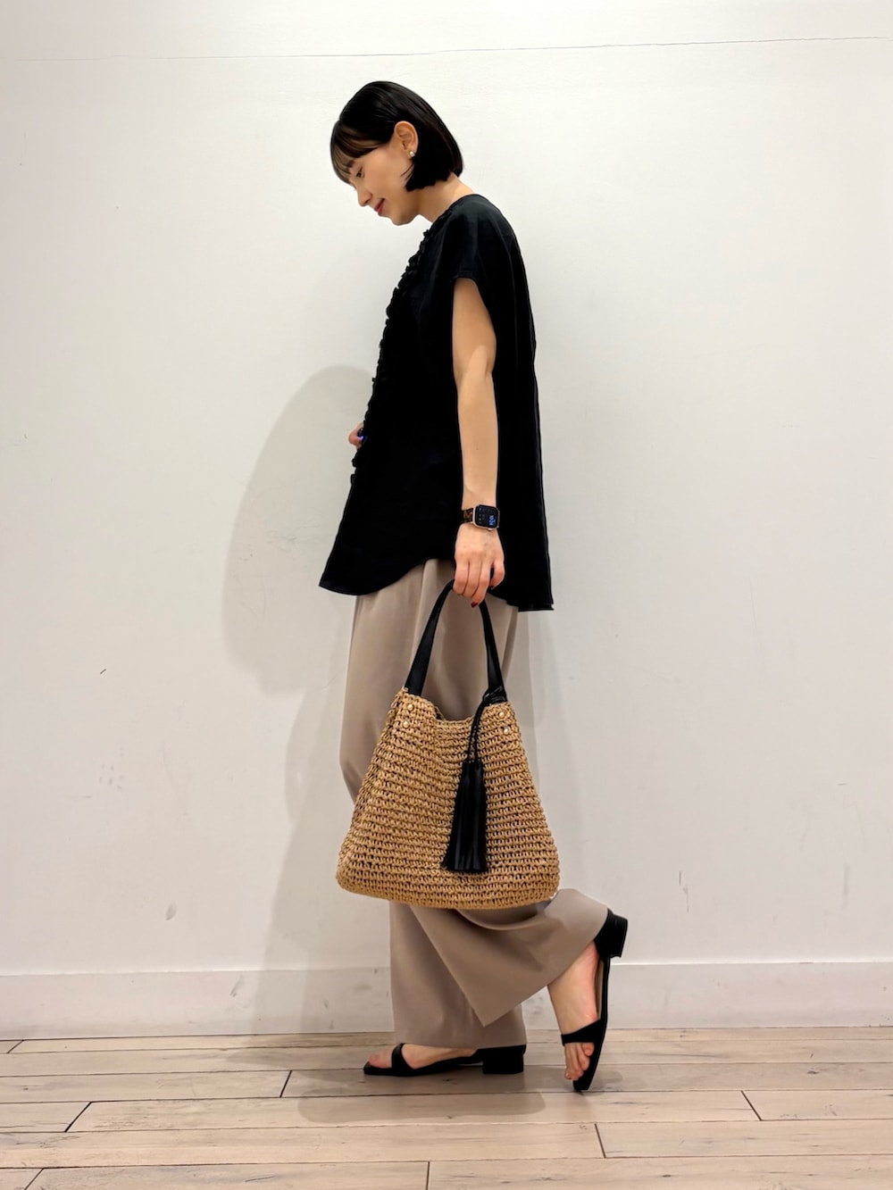 ブラック系のシャツ/ブラウス、イエロー系のかごバッグ、ベージュ系のその他パンツを着用したレディースの春コーディネートの3枚目の写真