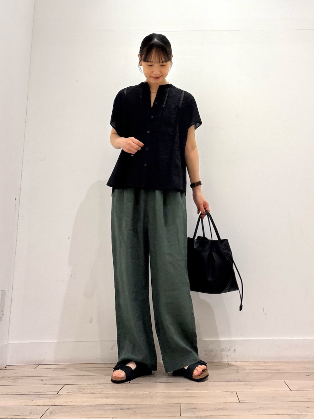 ブラック系のシャツ/ブラウス、グリーン系のその他パンツ、ブラック系のショルダーバッグを着用したレディースの夏コーディネートの2枚目の写真
