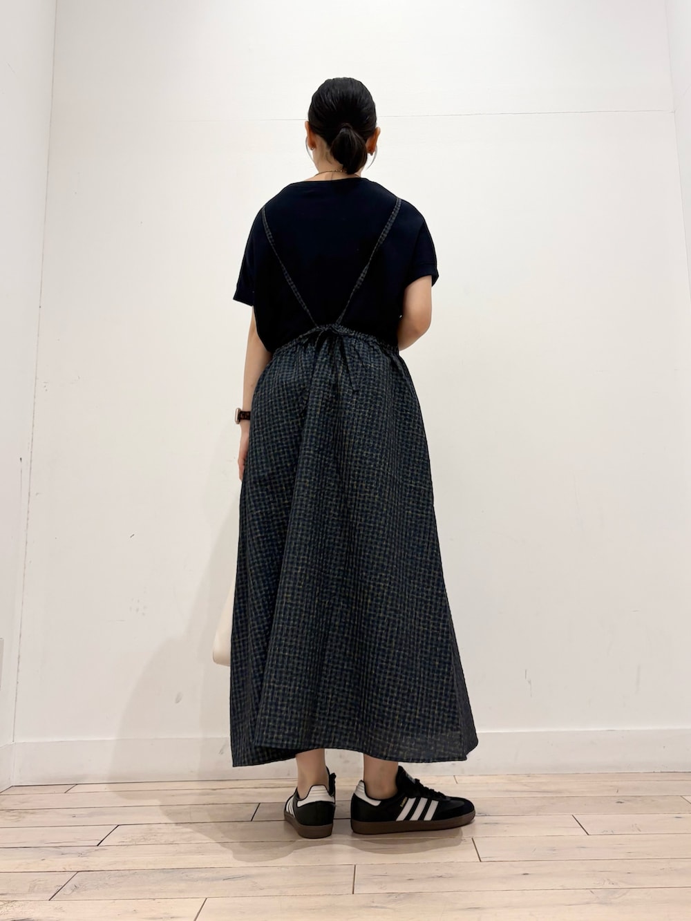 ブルー系のTシャツ/カットソー、ホワイト系のハンドバッグ、ブルー系のワンピースを着用したレディースの夏コーディネートの4枚目の写真