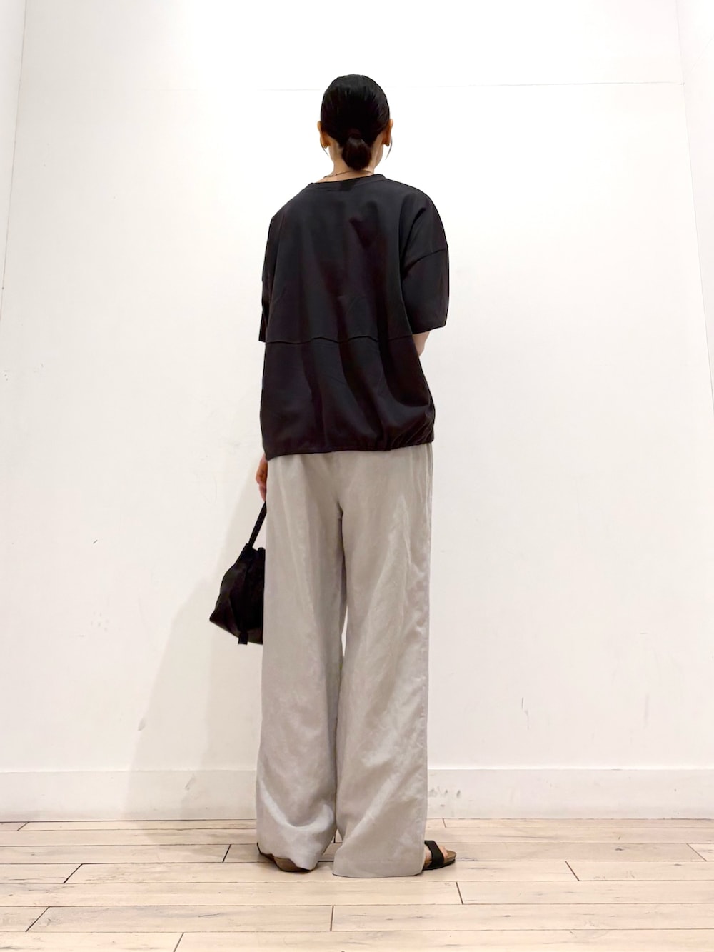 ベージュ系のその他パンツ、ブラック系のショルダーバッグ、ブラック系のサンダルを着用したレディースの夏コーディネートの5枚目の写真