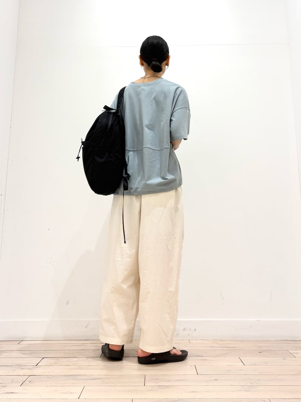 ブルー系のTシャツ/カットソー、ホワイト系のその他パンツ、ブラック系のサンダルを着用したレディースの夏コーディネートの4枚目の写真