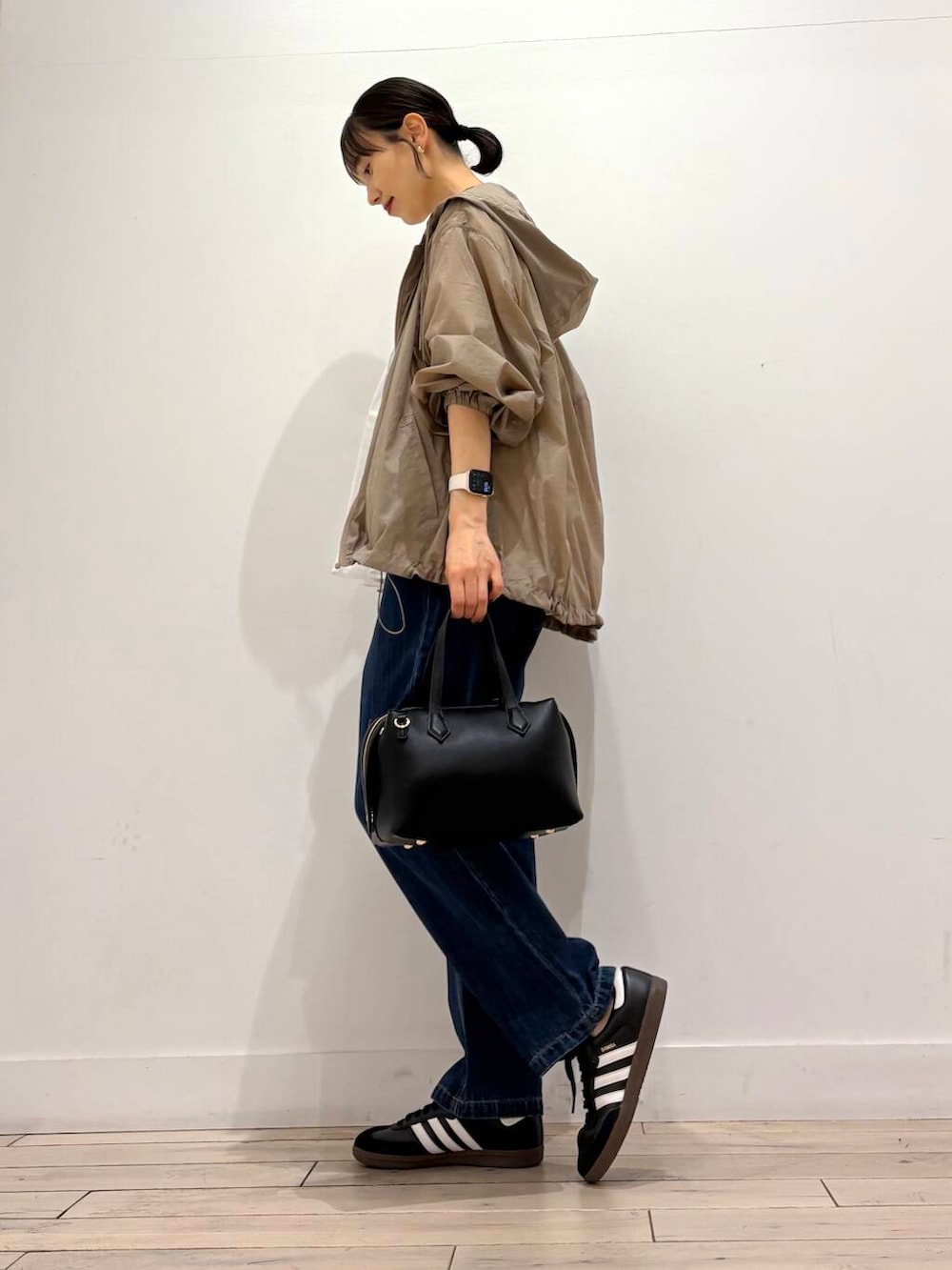 amiさんの「デニムワイドパンツ（URBAN RESEARCH DOORS）」を使ったコーディネートの2枚目の写真