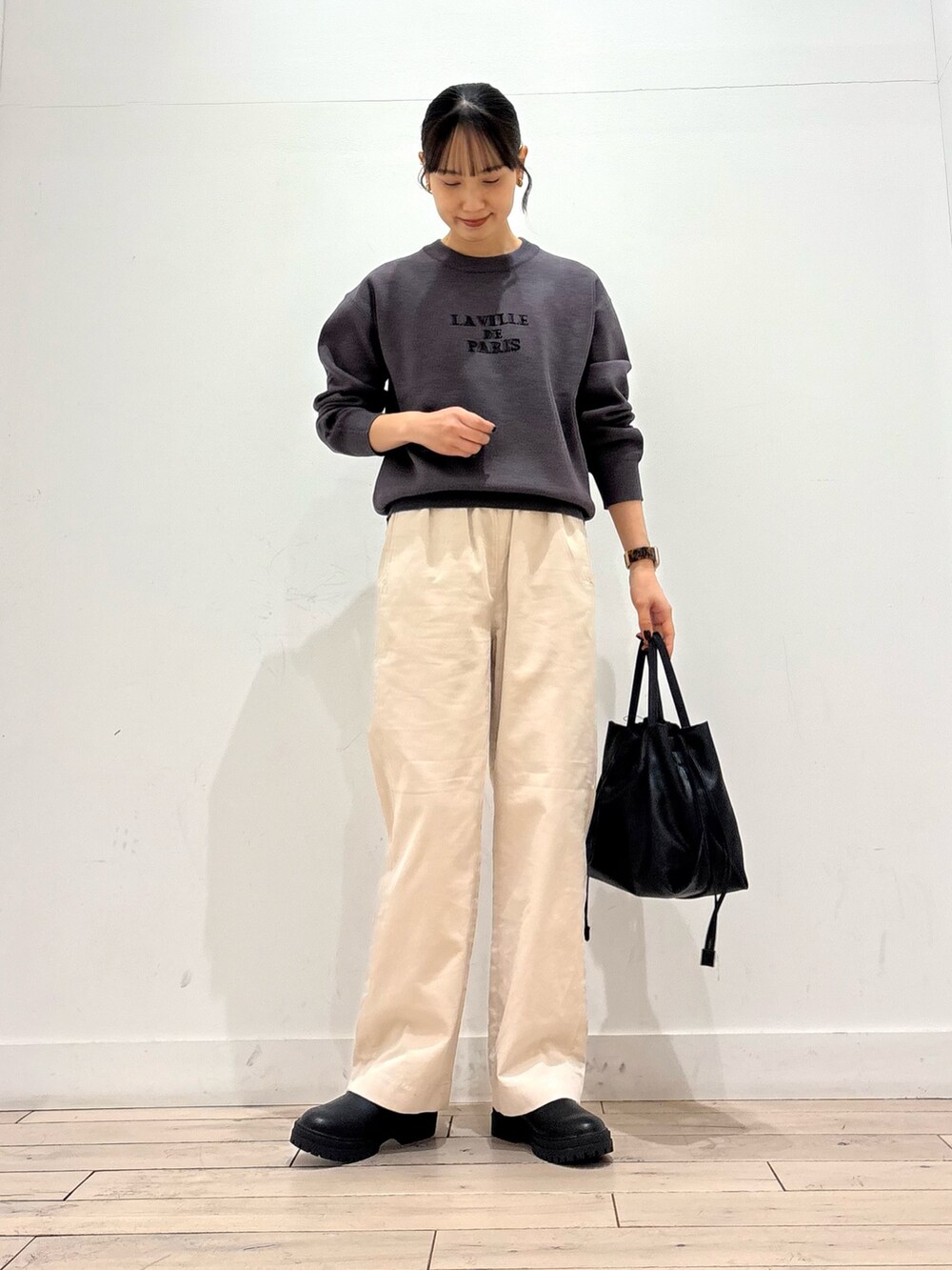 グレー系のニット/セーター、ベージュ系のダウンジャケット/コート、ホワイト系のその他パンツを着用したレディースの冬コーディネートの6枚目の写真