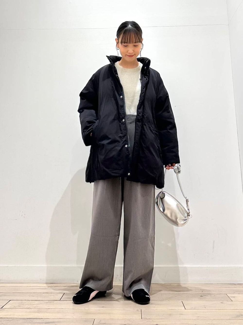 ブラック系のブルゾン、グレー系のその他パンツ、シルバー系のショルダーバッグを着用したレディースの冬コーディネートの5枚目の写真