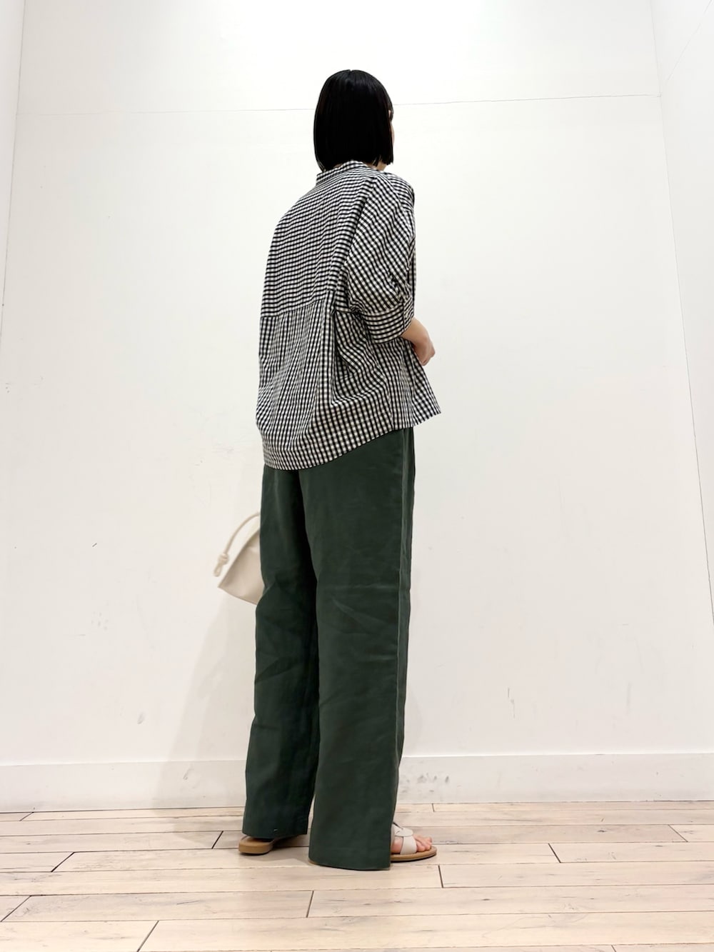 ホワイト系のタンクトップ、グリーン系のその他パンツ、ホワイト系のトートバッグを着用したレディースの春コーディネートの5枚目の写真