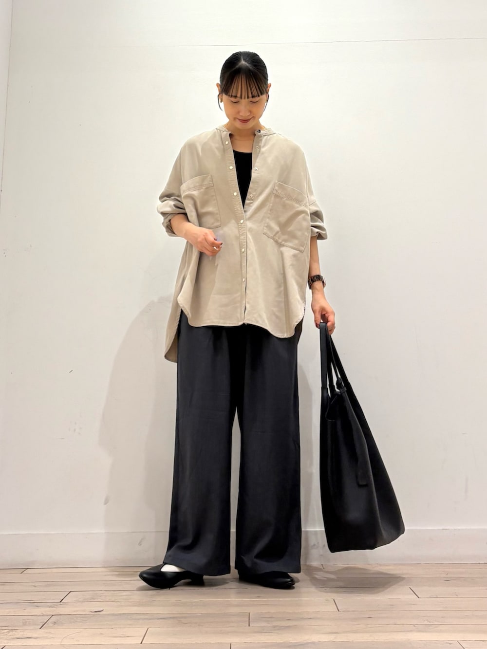 ベージュ系のシャツ/ブラウス、ブラック系のトートバッグ、ブラック系のパンプスを着用したレディースの秋コーディネートの2枚目の写真