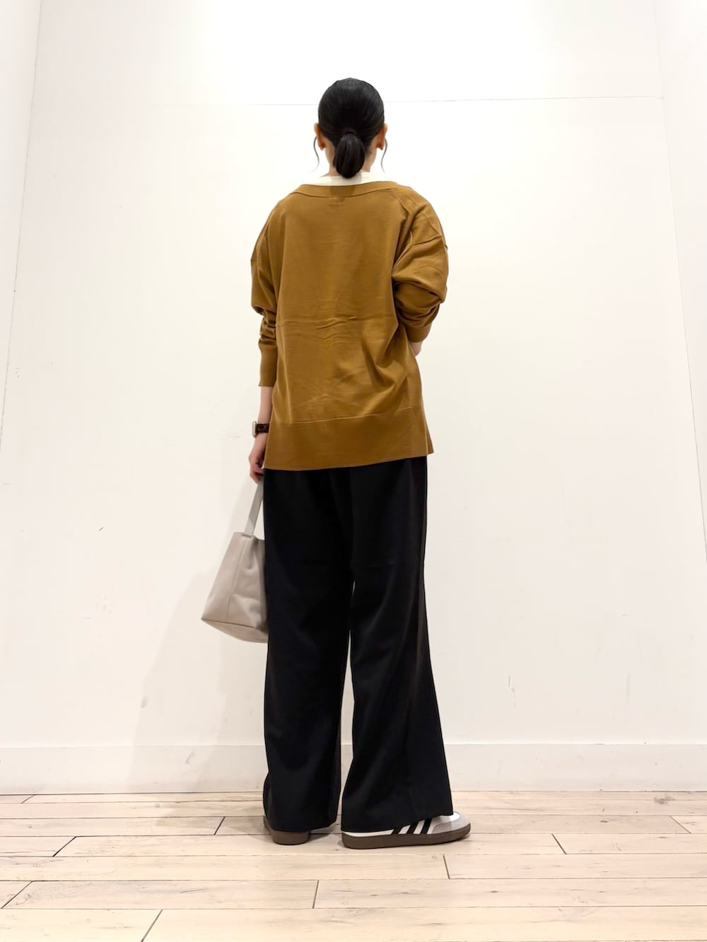 ゴールド系のカーディガン/ボレロ、ホワイト系のTシャツ/カットソー、ホワイト系のスニーカーを着用したレディースの秋コーディネートの5枚目の写真