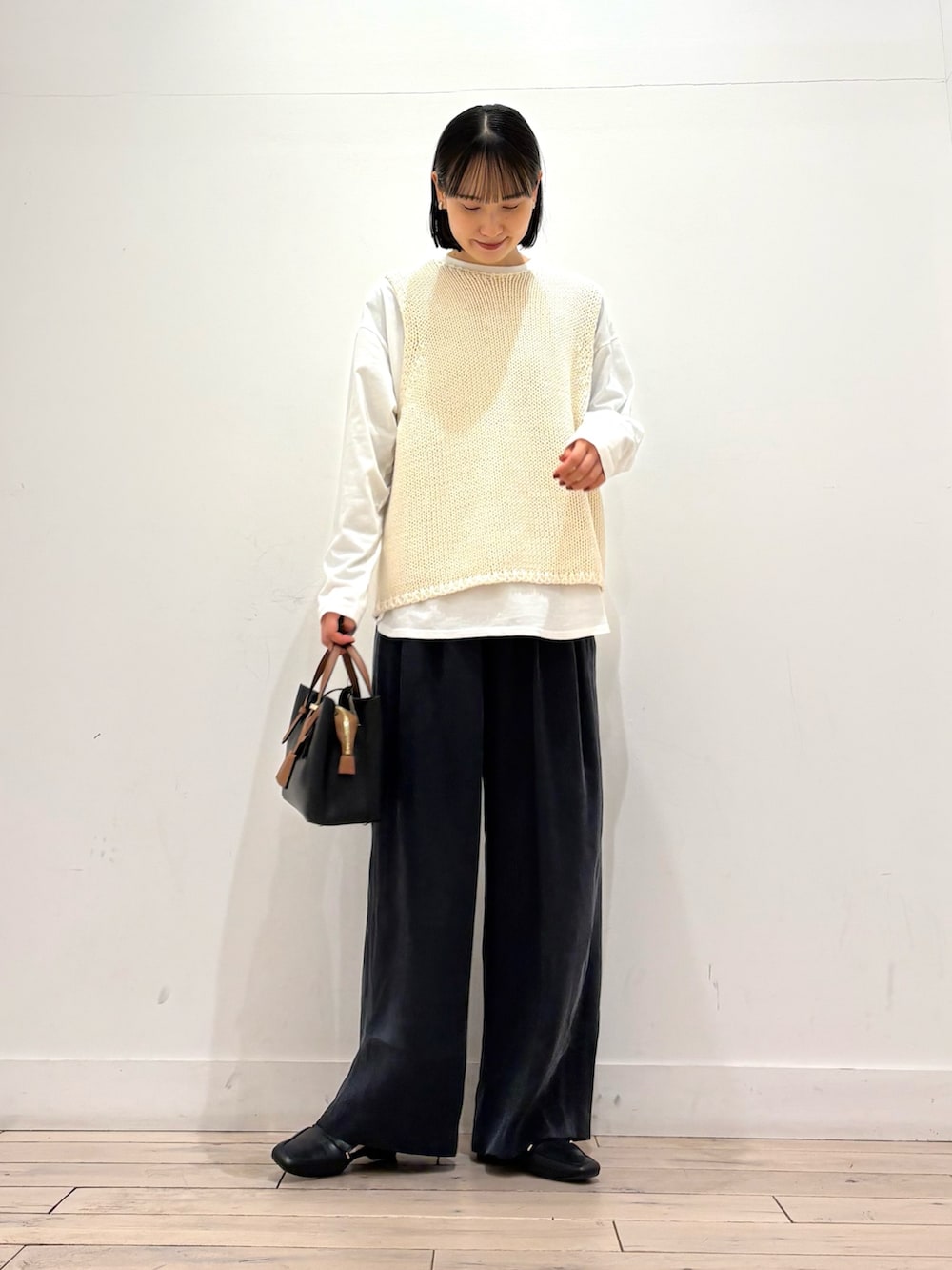 ホワイト系のベスト、ホワイト系のTシャツ/カットソー、ブルー系のその他パンツを着用したレディースの冬コーディネートの2枚目の写真