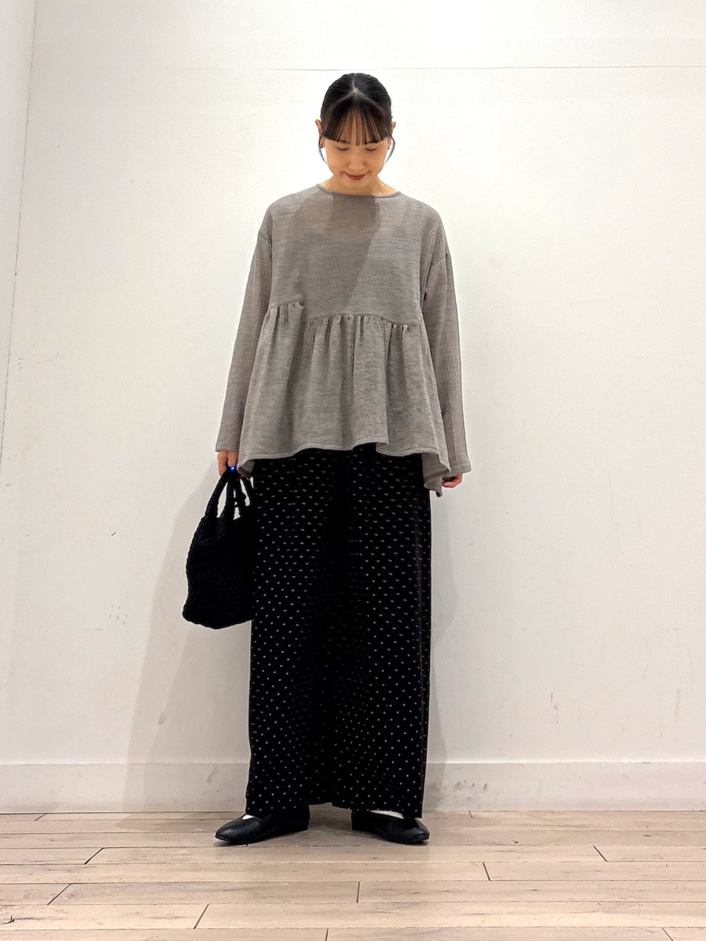 グレー系のシャツ/ブラウス、ブラック系のその他パンツ、ブラック系のハンドバッグを着用したレディースの秋コーディネートの2枚目の写真