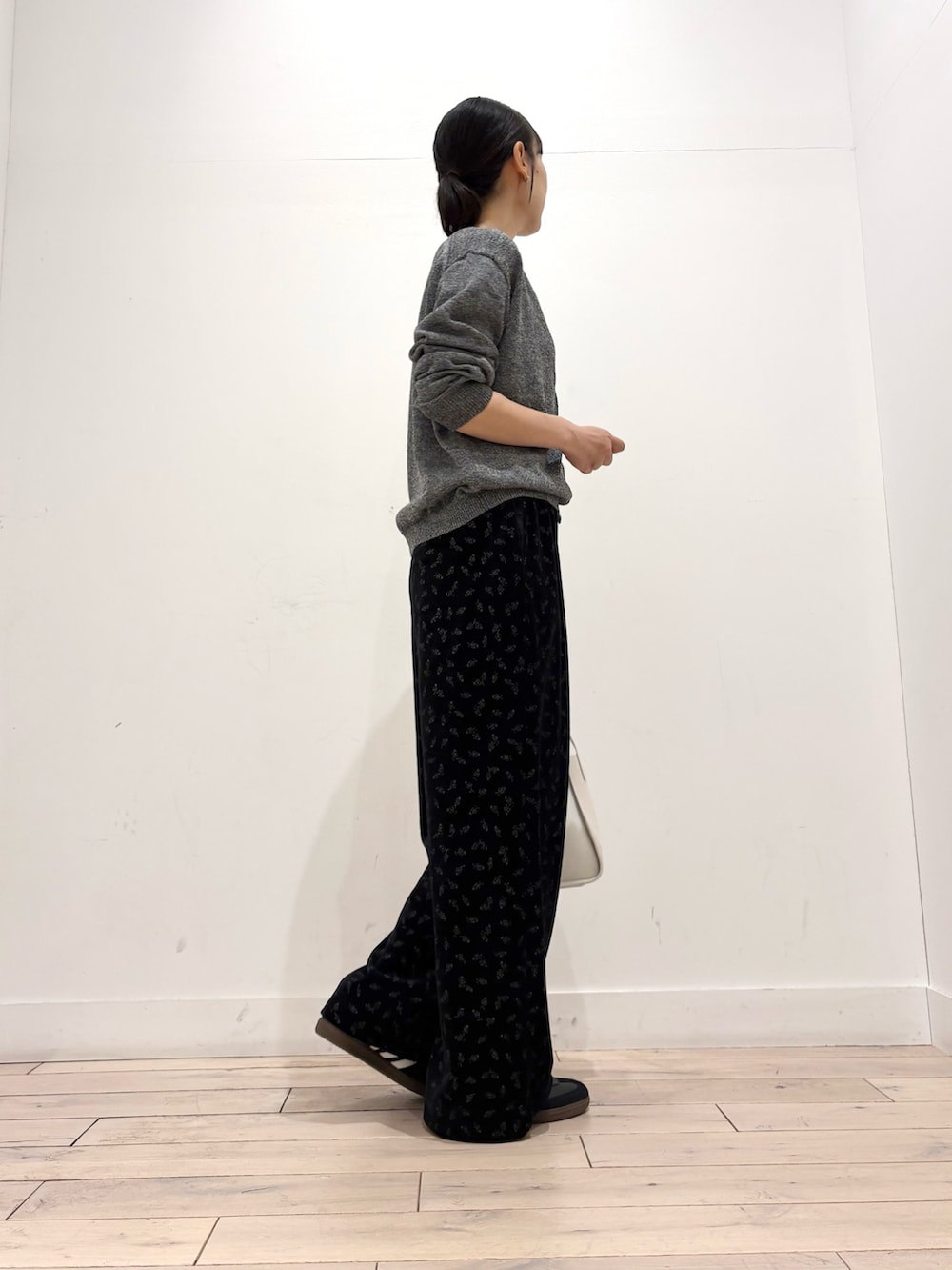グレー系のカーディガン/ボレロ、ブラック系のその他パンツ、ホワイト系のハンドバッグを着用したレディースの夏コーディネートの4枚目の写真
