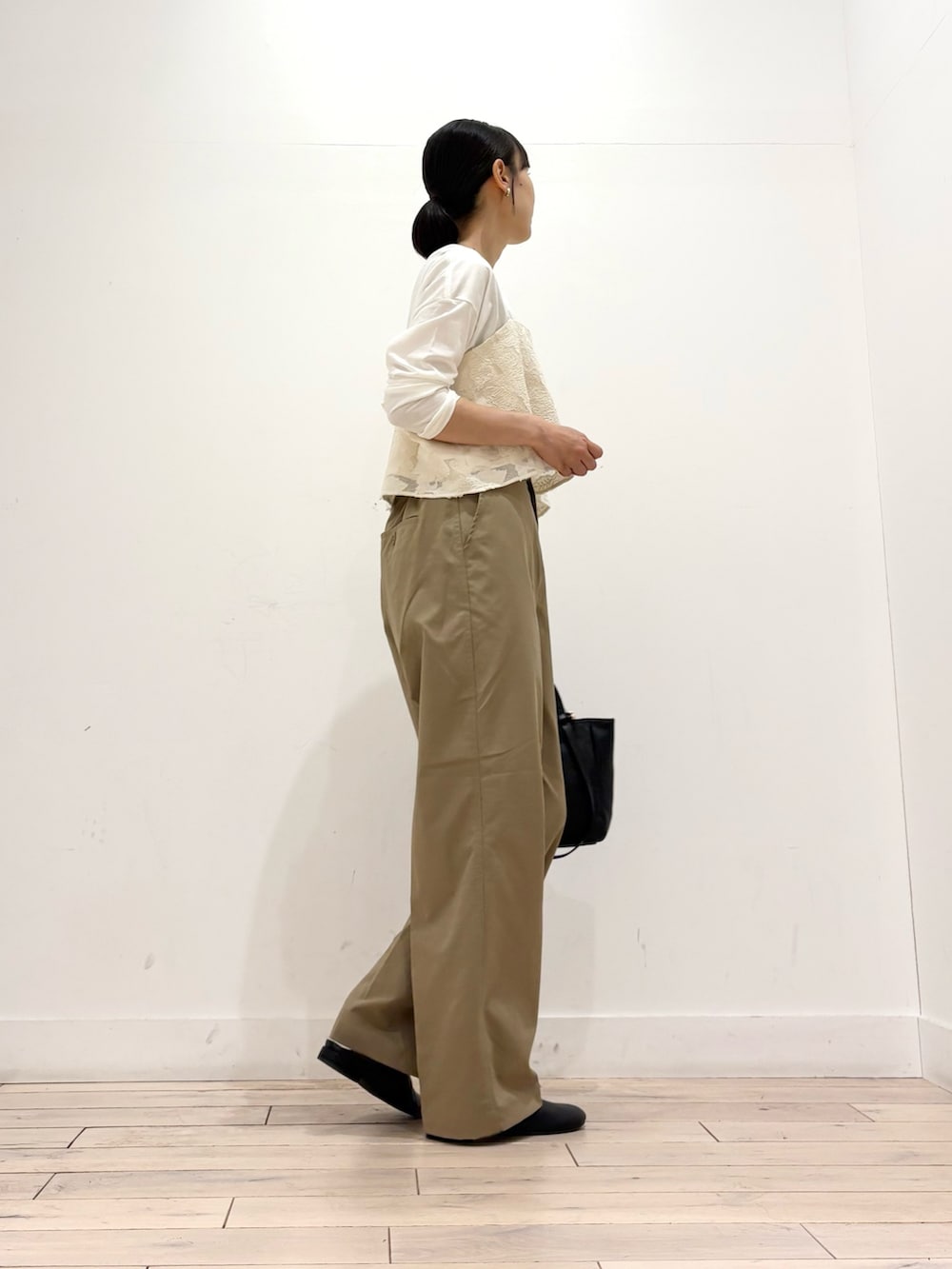 ホワイト系のTシャツ/カットソー、ホワイト系のキャミソール、ベージュ系のその他パンツを着用したレディースの秋コーディネートの4枚目の写真