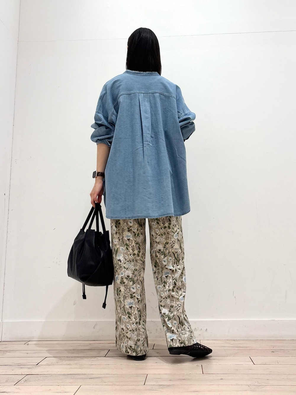 ベージュ系のその他パンツ、ブラック系のショルダーバッグ、ブラック系のサンダルを着用したレディースの春コーディネートの4枚目の写真