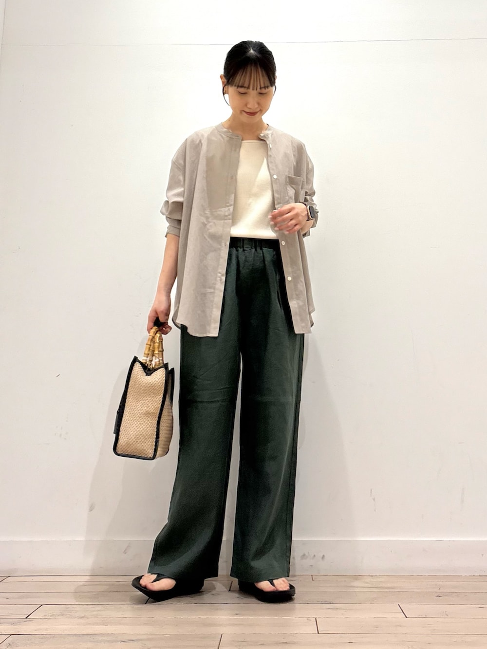 ブラック系のショルダーバッグ、グリーン系のその他パンツ、ブラック系のサンダルを着用したレディースの春コーディネートの2枚目の写真