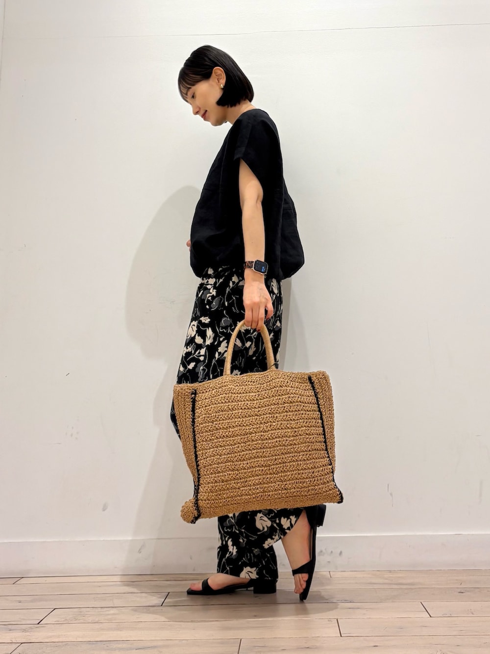 ブラック系のシャツ/ブラウス、ブラック系のその他パンツ、ベージュ系のトートバッグを着用したレディースの春コーディネートの3枚目の写真