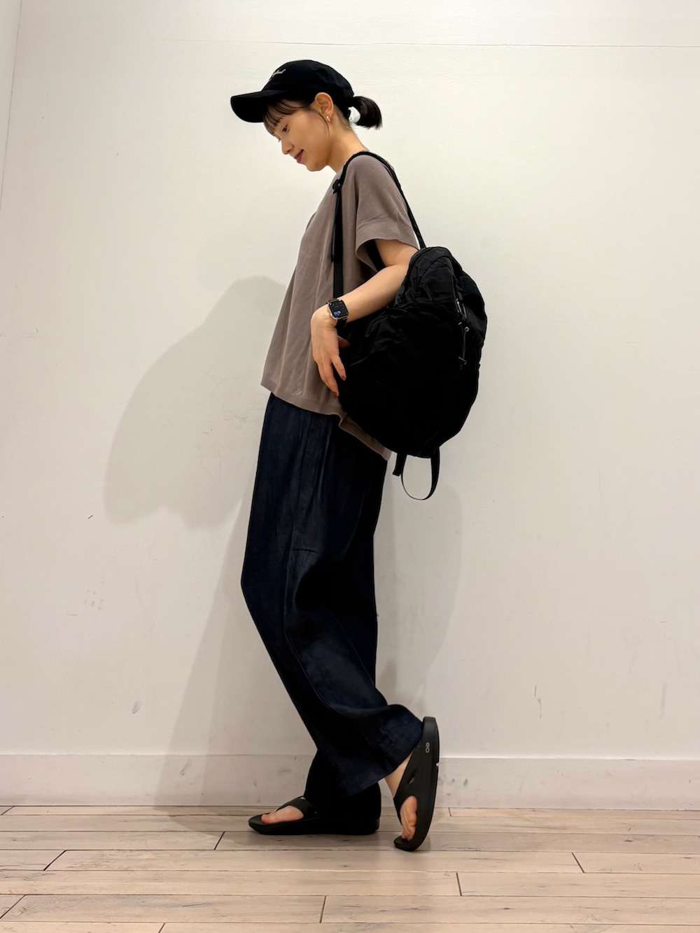 グレー系のカーディガン/ボレロ、ブルー系のデニムパンツ、ブラック系のバックパック/リュックを着用したレディースの夏コーディネートの2枚目の写真
