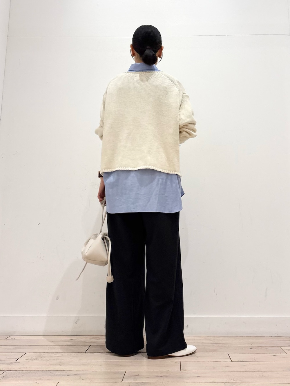 ホワイト系のカーディガン/ボレロ、ブルー系のシャツ/ブラウス、ホワイト系のその他シューズを着用したレディースの春コーディネートの6枚目の写真