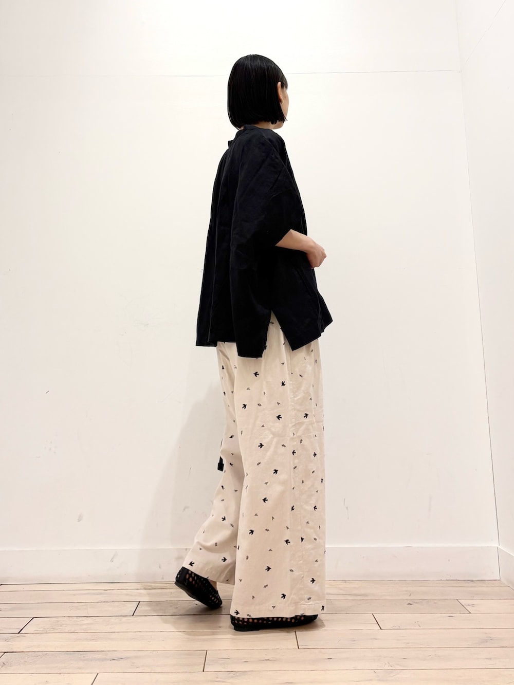 ブラック系のサンダル、ホワイト系のその他パンツ、ブラック系のショルダーバッグを着用したレディースの春コーディネートの3枚目の写真