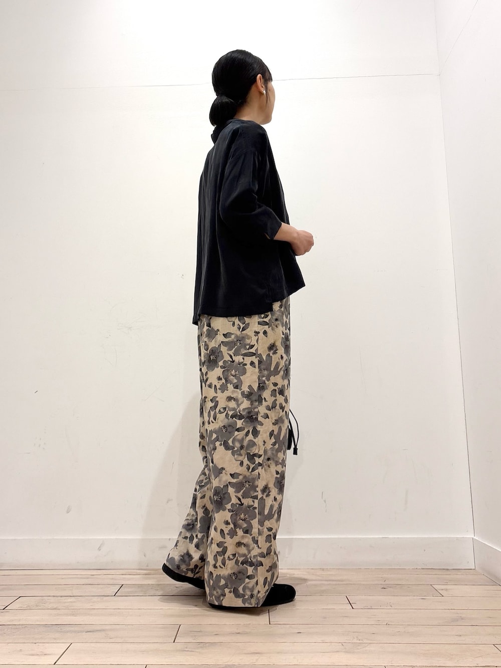 グレー系のその他パンツ、ブラック系のショルダーバッグ、ブラック系のスニーカーを着用したレディースの春コーディネートの3枚目の写真