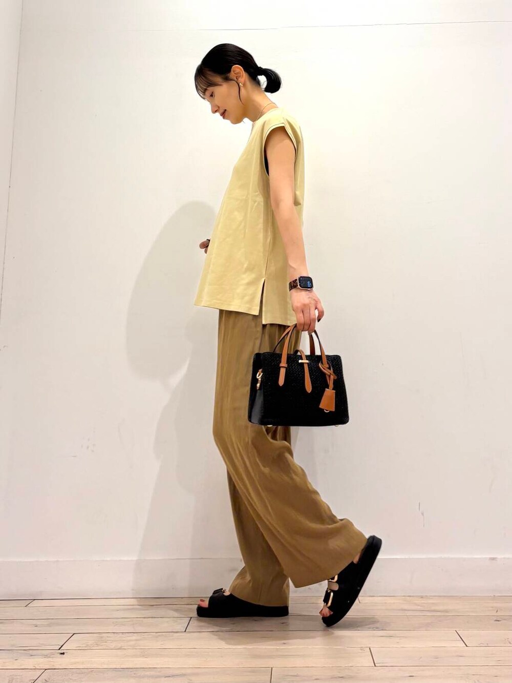 ブラック系のトートバッグ、ブラック系のサンダル、グリーン系のその他パンツを着用したレディースの夏コーディネートの2枚目の写真