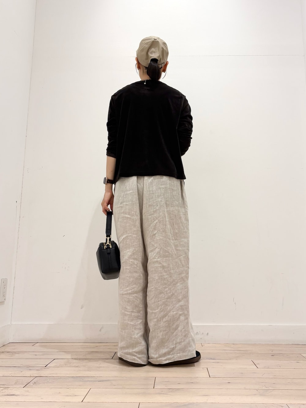 ブラウン系のカーディガン/ボレロ、ベージュ系のその他パンツ、ブラック系のスニーカーを着用したレディースの夏コーディネートの5枚目の写真