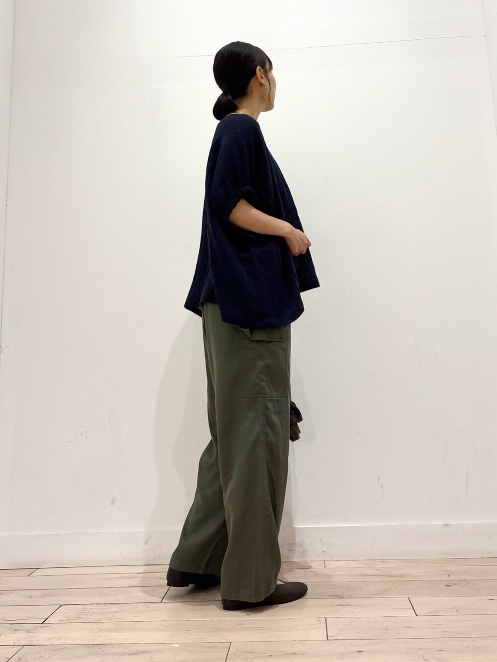 グリーン系のその他パンツ、ブラウン系のパンプス、ブラウン系のハンドバッグを着用したレディースの夏コーディネートの4枚目の写真