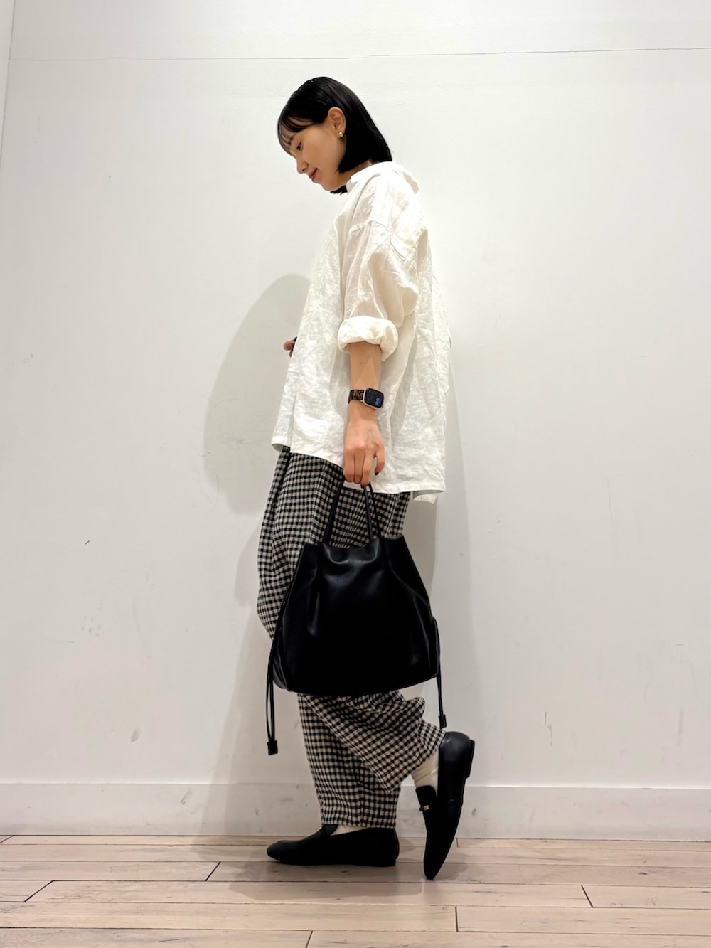 ホワイト系のタンクトップ、ホワイト系のシャツ/ブラウス、ブラック系のショルダーバッグを着用したレディースの春コーディネートの4枚目の写真