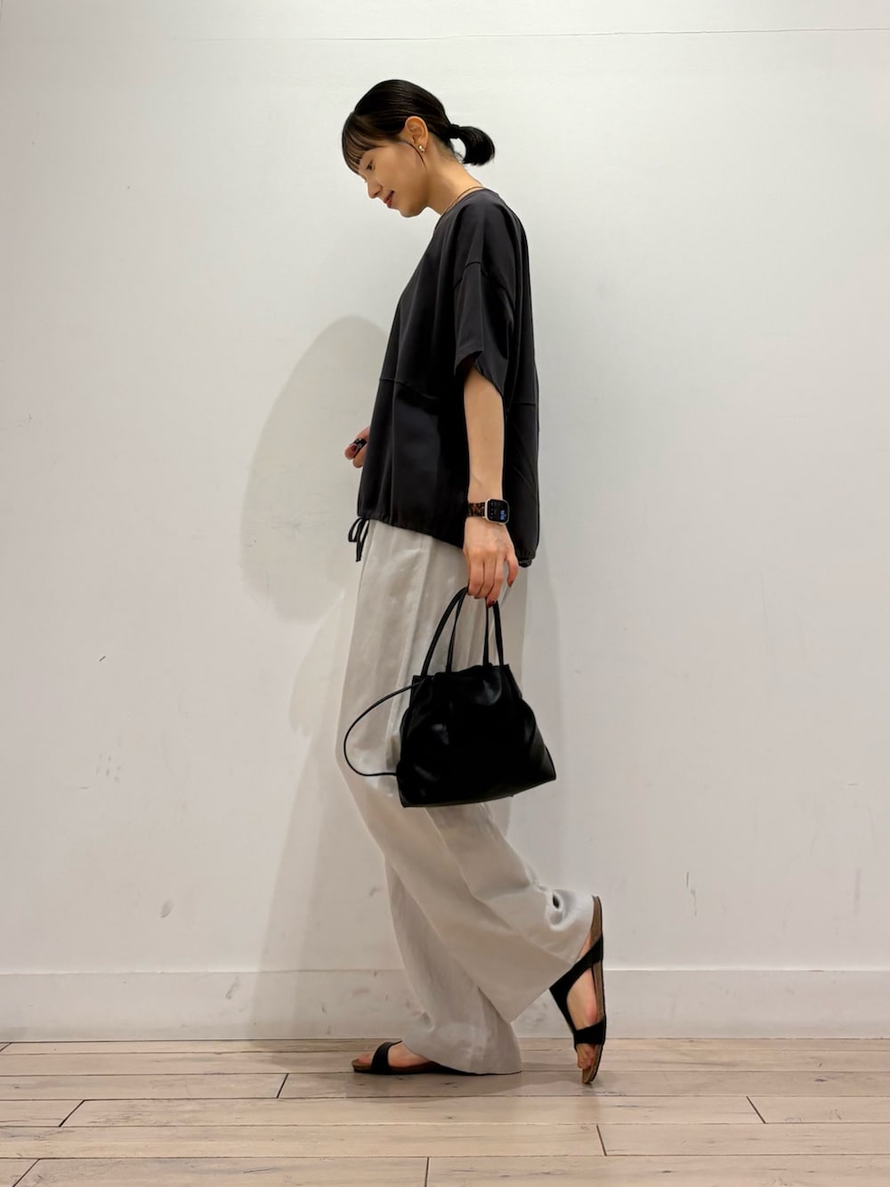 ベージュ系のその他パンツ、ブラック系のショルダーバッグ、ブラック系のサンダルを着用したレディースの夏コーディネートの3枚目の写真