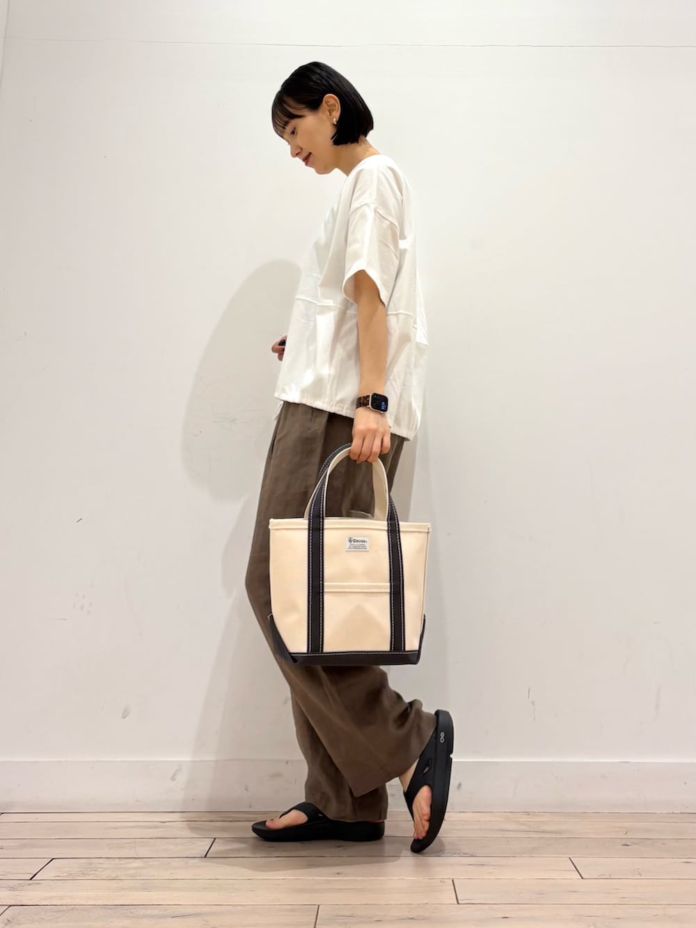 ホワイト系のTシャツ/カットソー、グレー系のトートバッグ、ブラウン系のその他パンツを着用したレディースの春コーディネートの4枚目の写真