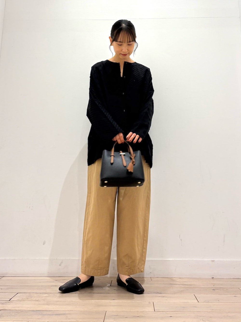 「かぐれ、かぐれコーデ、かぐれトップス、かぐれパンツ、ママ、ママコーデ、ママファッション、ママコーディネート、ママの体型カバー、アーバンリサーチドアーズ、洒落見えワイドパンツコーデ」｜「かぐれのコットンクロップドパンツ（その他パンツ、ベージュ系）」を使った、amiさん（骨格ストレート・レディース・160cm）の夏コーディネートの2枚目の写真