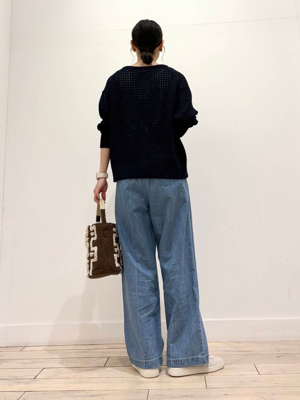 グリーン系のミリタリージャケット、ブルー系のデニムパンツ、ブルー系のカーディガン/ボレロを着用したレディースの春コーディネートの4枚目の写真