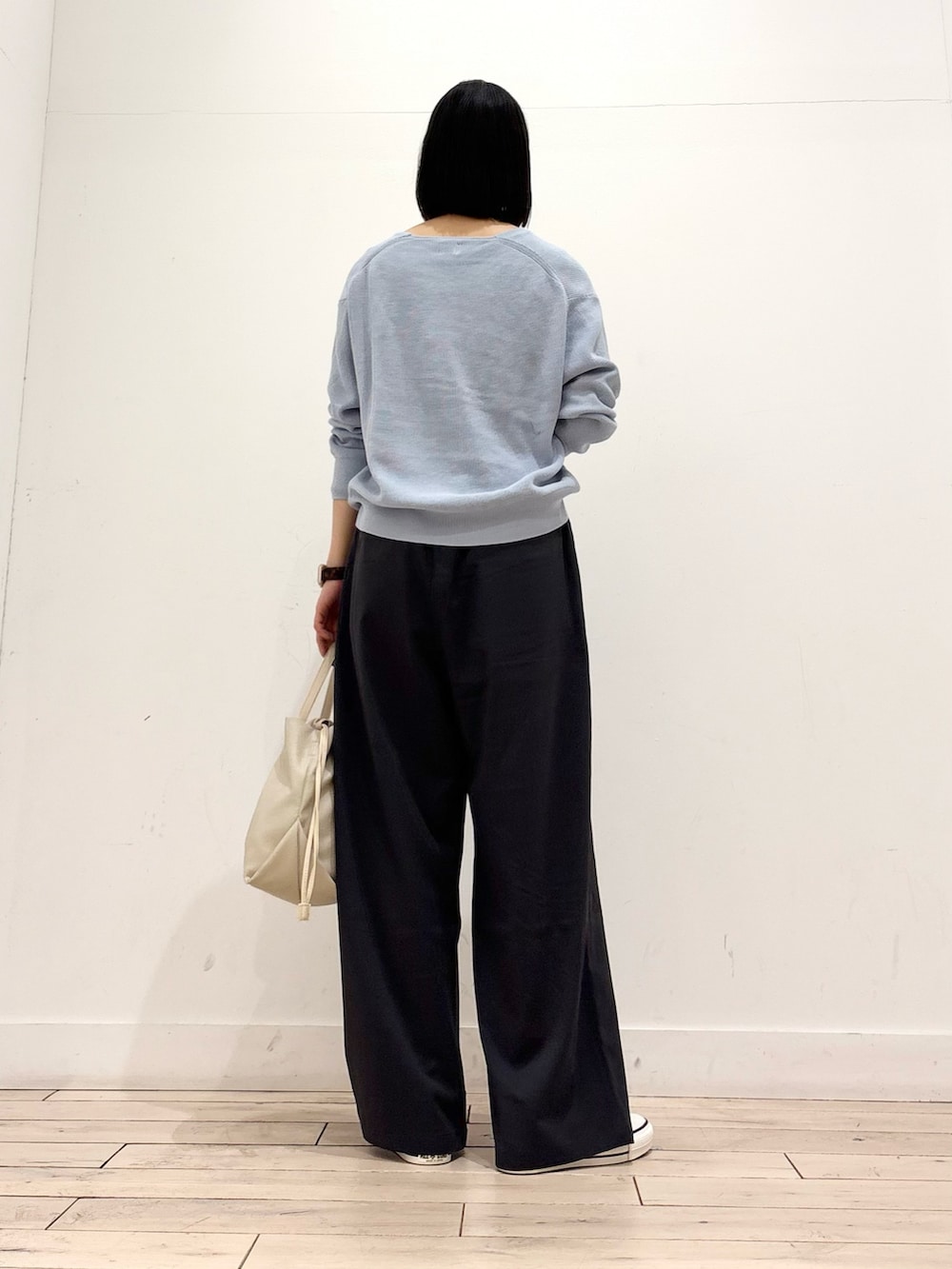 ブルー系のニット/セーター、グレー系のその他パンツ、ホワイト系のスニーカーを着用したレディースの冬コーディネートの4枚目の写真