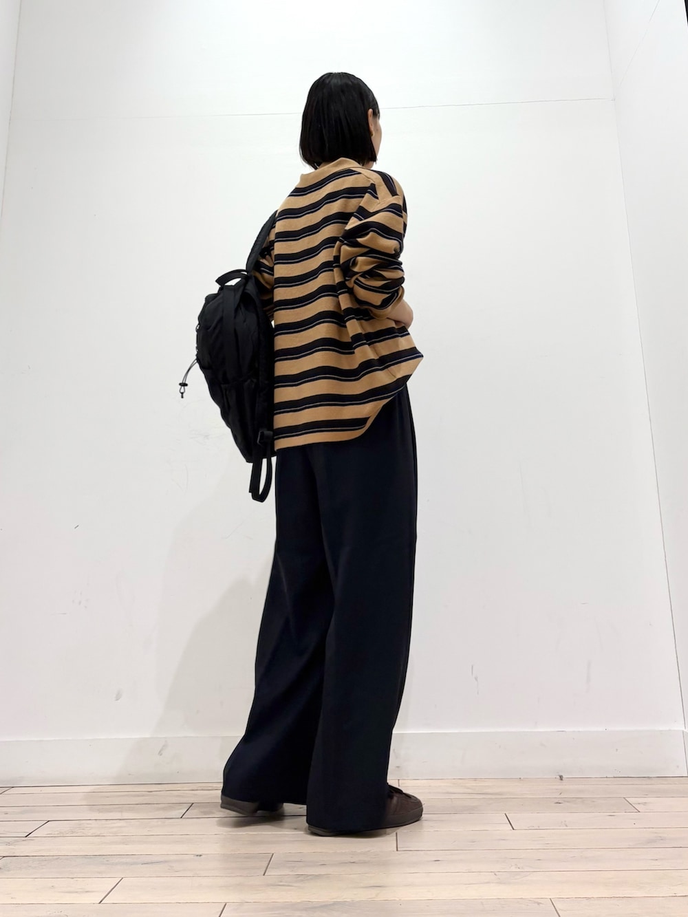 ブラウン系のニット/セーター、ブルー系のその他パンツ、ブラウン系のスニーカーを着用したレディースの秋コーディネートの3枚目の写真