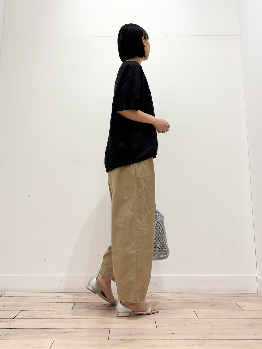 シルバー系のトートバッグ、シルバー系のサンダル、ベージュ系のその他パンツを着用したレディースの春コーディネートの5枚目の写真