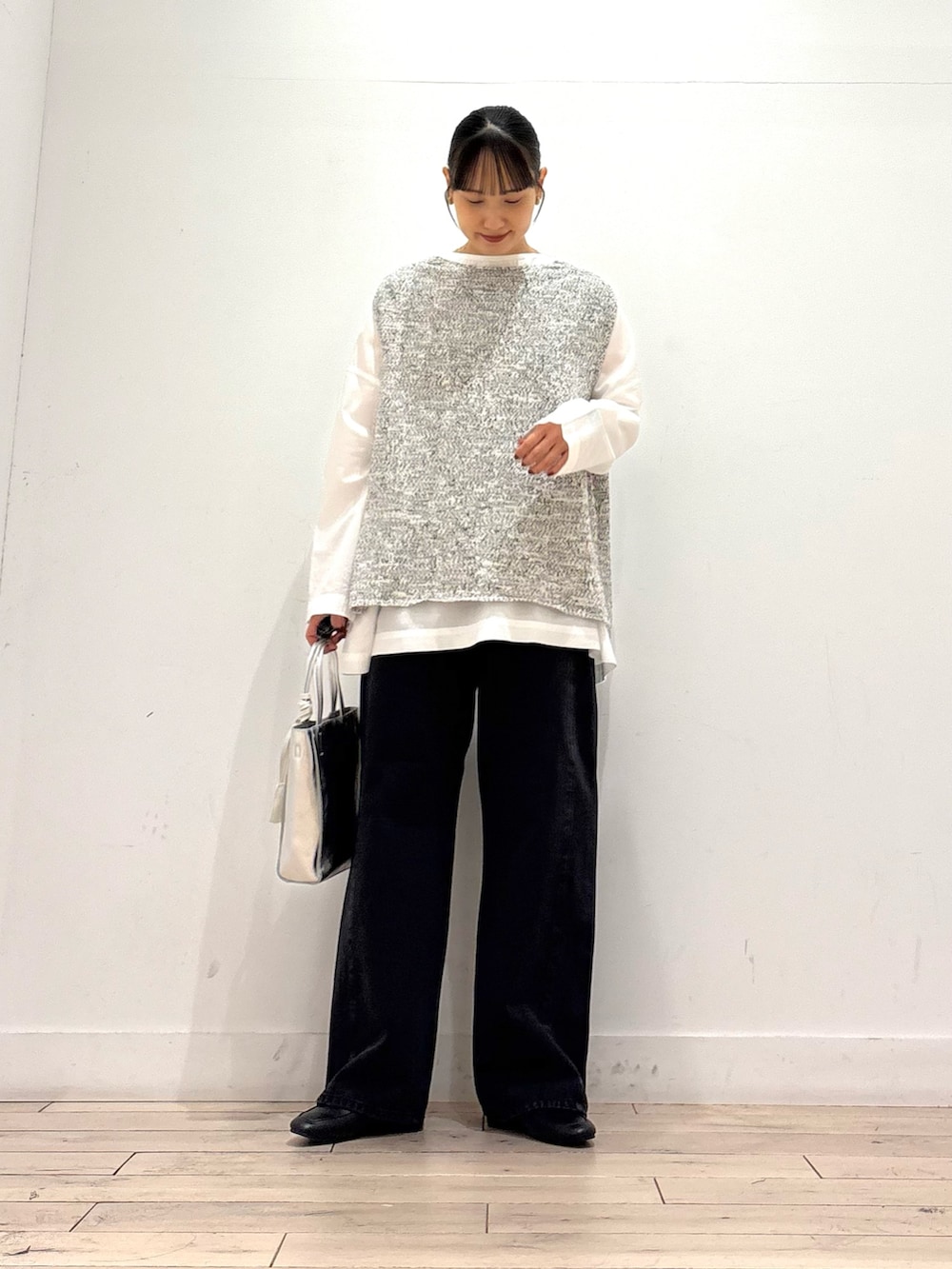 ホワイト系のシャツ/ブラウス、ブラック系のデニムパンツ、シルバー系のトートバッグを着用したレディースの秋コーディネートの2枚目の写真