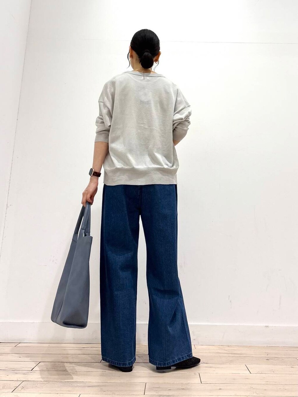 ブルー系のデニムパンツ、ブルー系のトートバッグ、グレー系のカーディガン/ボレロを着用したレディースの夏コーディネートの5枚目の写真