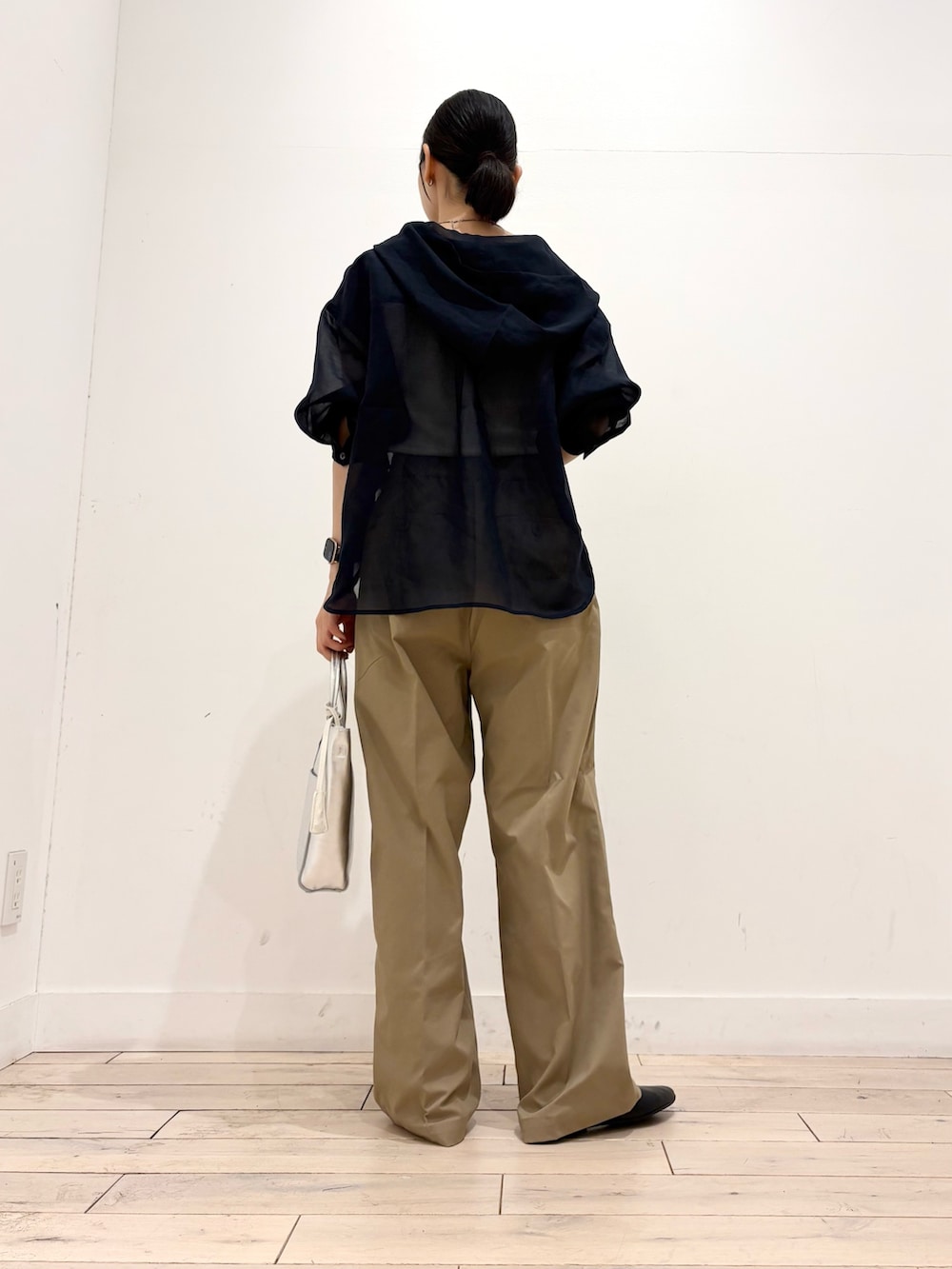 ベージュ系のその他パンツ、シルバー系のトートバッグ、ブラック系のパンプスを着用したレディースの夏コーディネートの4枚目の写真
