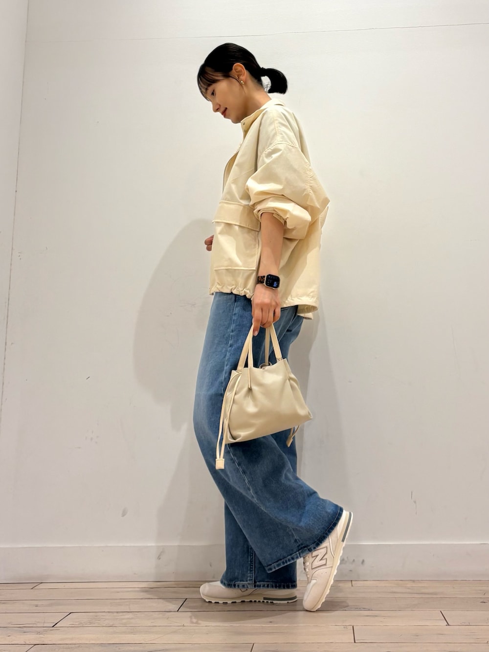 ブラック系のTシャツ/カットソー、ホワイト系のブルゾン、ホワイト系のスニーカーを着用したレディースの春コーディネートの4枚目の写真