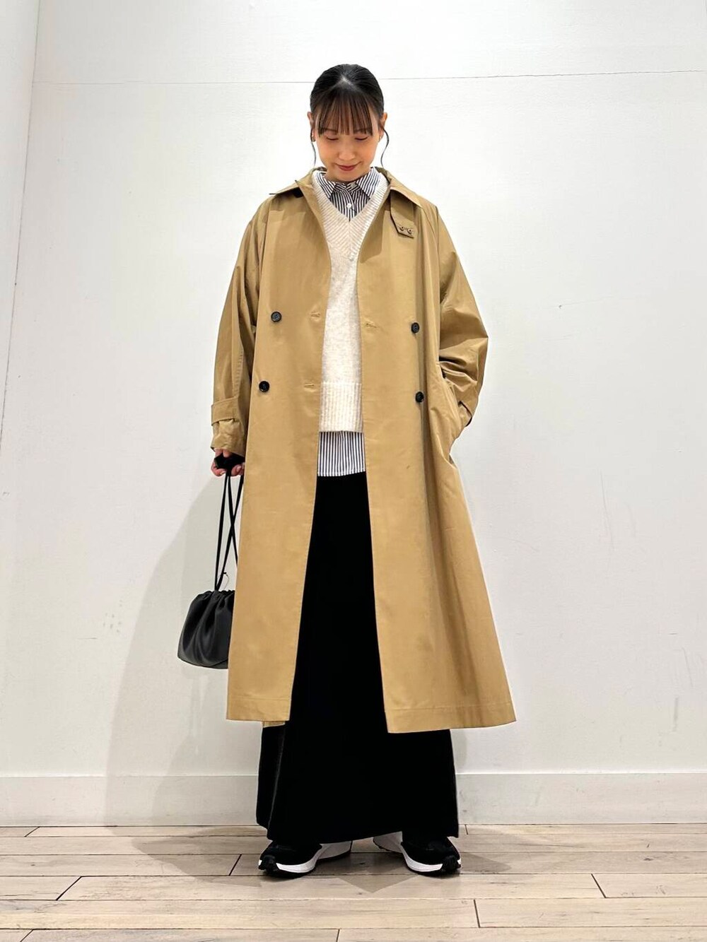 ブルー系のシャツ/ブラウス、グレー系のスカート、ホワイト系のニット/セーターを着用したレディースの冬コーディネートの6枚目の写真