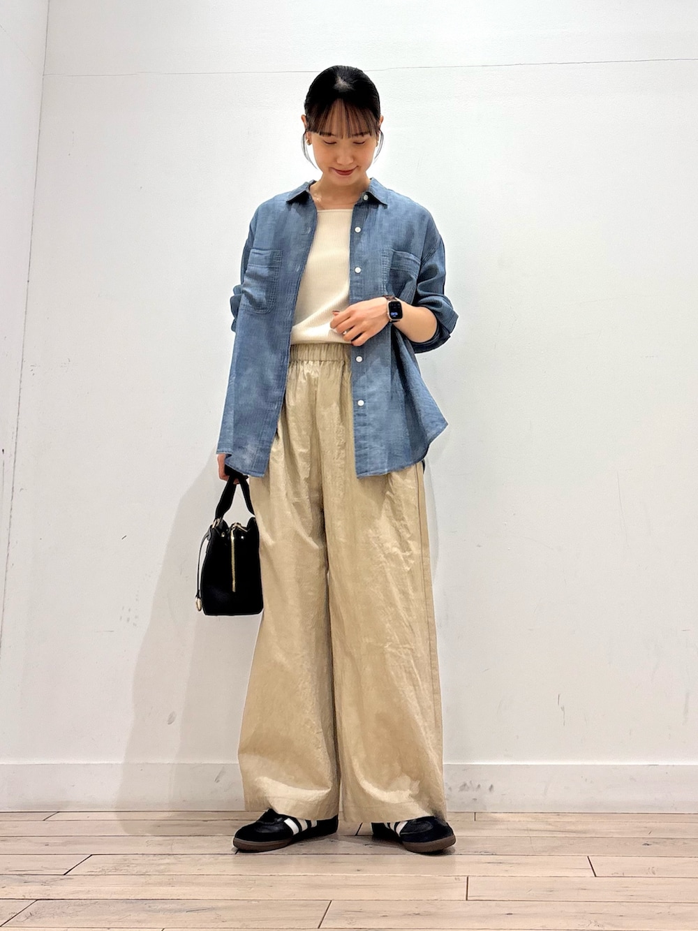 ホワイト系のタンクトップ、ブルー系のシャツ/ブラウス、ベージュ系のその他パンツを着用したレディースの春コーディネートの2枚目の写真