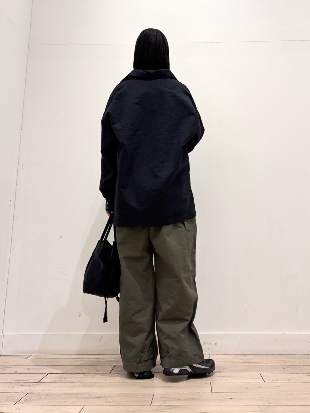 グレー系のその他アウター、グリーン系のその他パンツ、ブラック系のショルダーバッグを着用したレディースの冬コーディネートの4枚目の写真