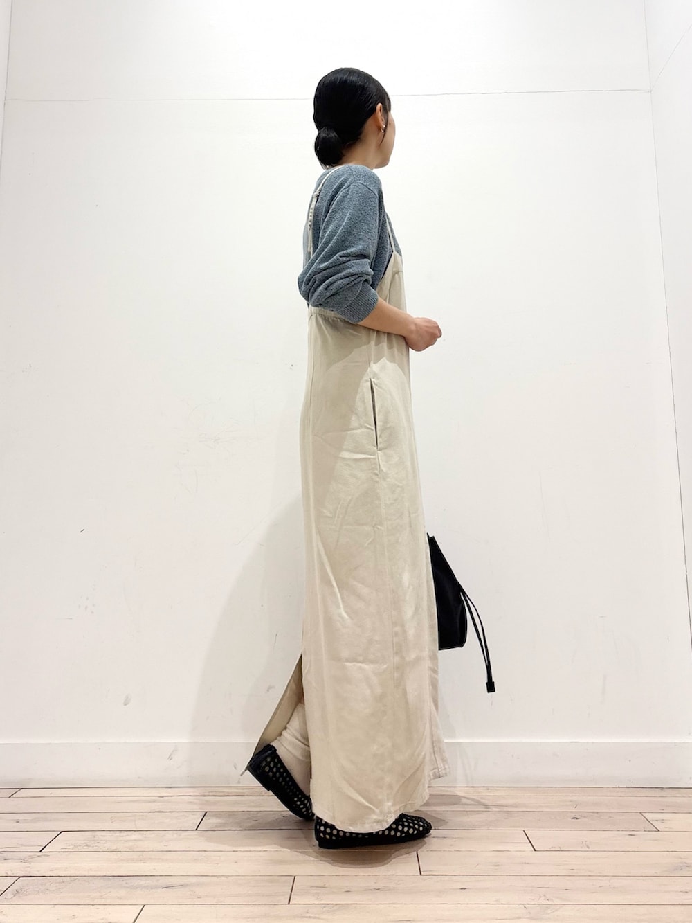 ブルー系のニット/セーター、ブラック系のショルダーバッグ、ブラック系のサンダルを着用したレディースの春コーディネートの3枚目の写真