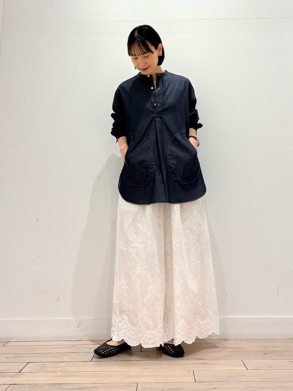 ブルー系のシャツ/ブラウス、ホワイト系のその他パンツ、ブラック系のサンダルを着用したレディースの春コーディネートの2枚目の写真